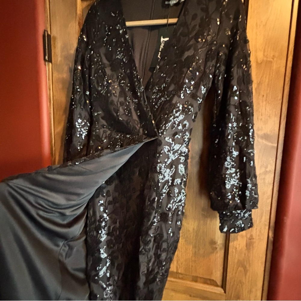 Black Sequin plunging neckline maxi gown sz M Valentines Day/Prom/Black Tie